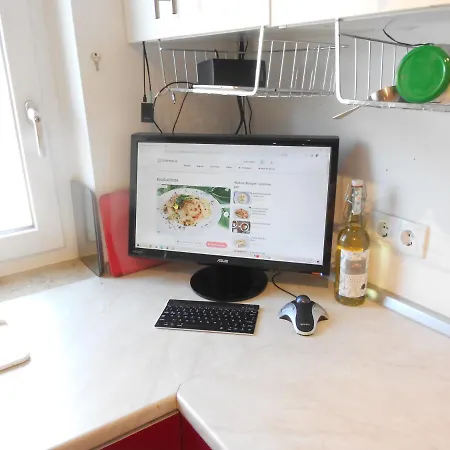 Grosses Bad Kueche Wohnzimmer Terasse Garten Zentral Ruhig *