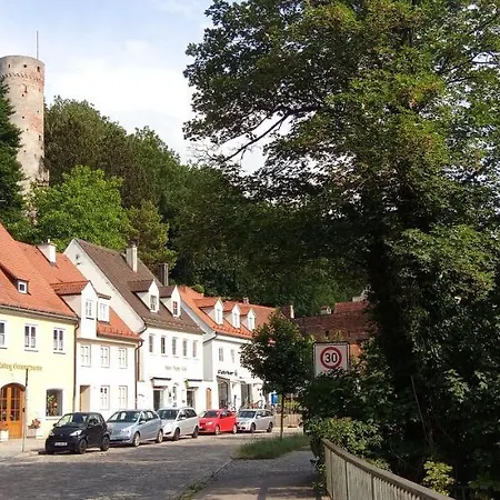 Grosses Bad Kueche Wohnzimmer Terasse Garten Zentral Ruhig *