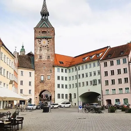 Grosses Bad Küche Wohnzimmer Terasse Garten Zentral Ruhig