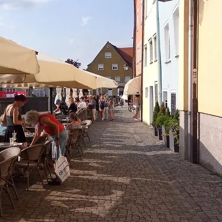 Grosses Bad Kueche Wohnzimmer Terasse Garten Zentral Ruhig *