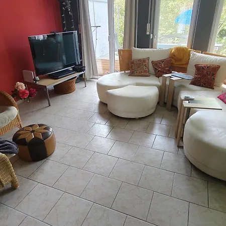 Grosses Bad Kueche Wohnzimmer Terasse Garten Zentral Ruhig