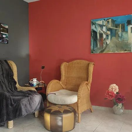 Grosses Bad Kueche Wohnzimmer Terasse Garten Zentral Ruhig בית אירוח